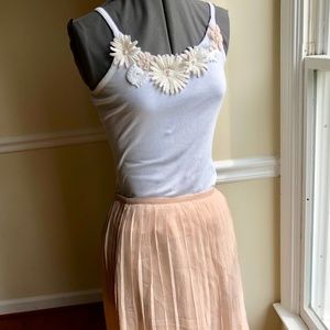 Off-white ribbed tank w/ lace flower appliques